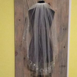 Bridal veil single layer with swirls of beading